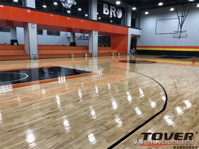 TOVER涂沃*疆新**乌鲁木齐黑豹竞速篮球馆打磨翻新防滑彩漆logo施工