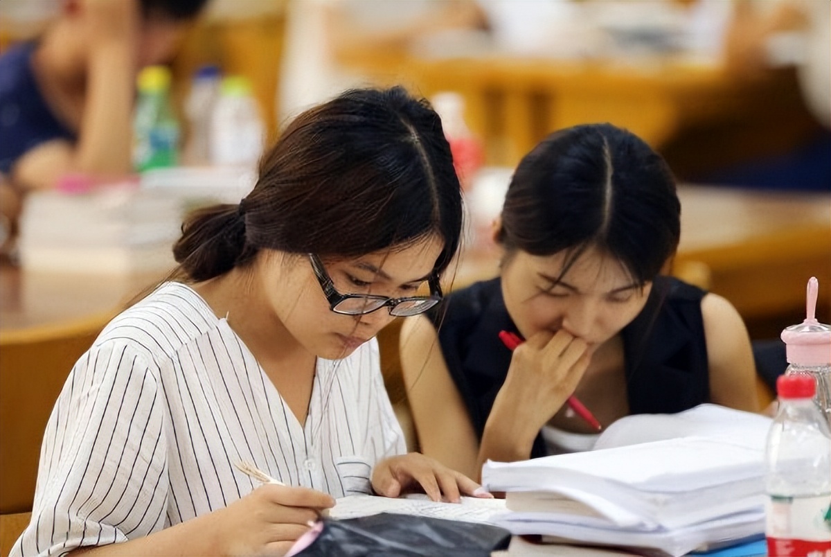 女大学生开学第一天宿舍真实情况,当代女大学生的宿舍生活现状