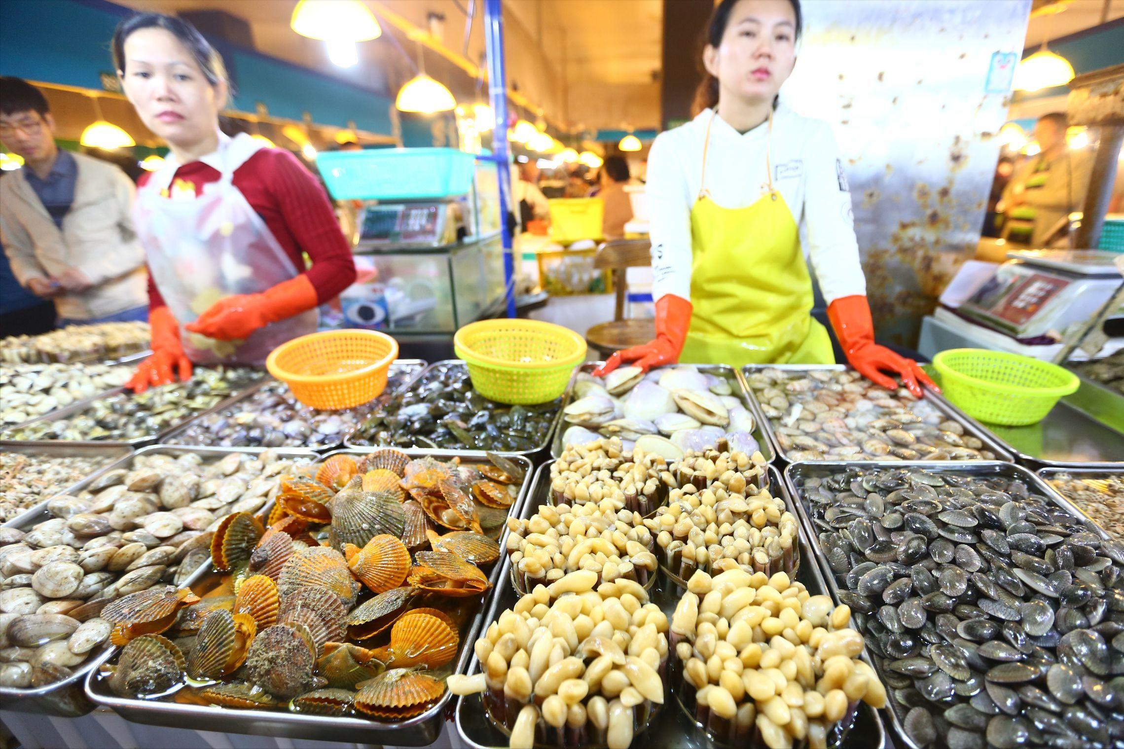 三亚海鲜市场惊现五两秤你怎么看,三亚海鲜市场“五两鬼秤”网评