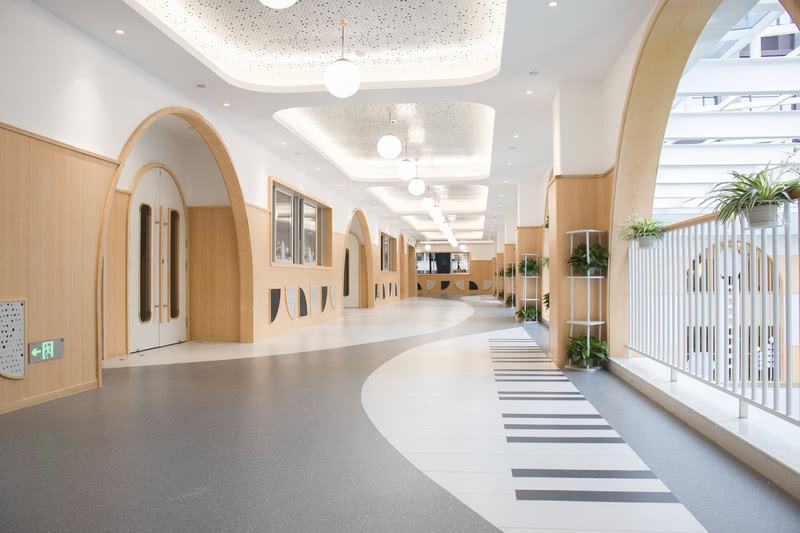 地胶幼儿园安装,户外幼儿园软地胶铺设