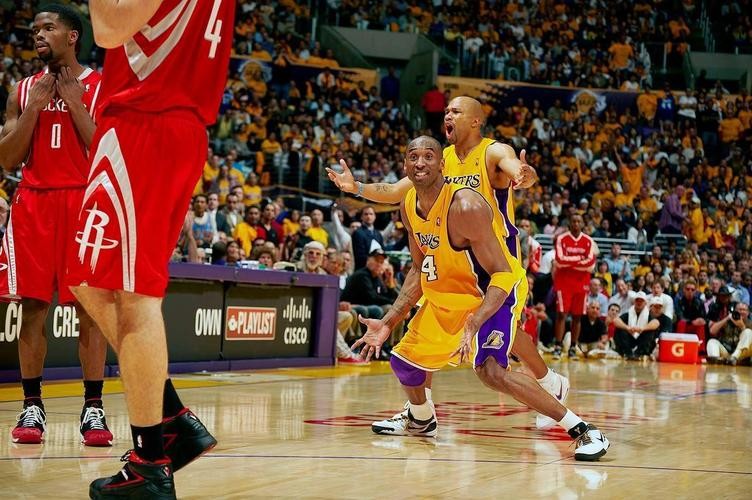 08年科比错失总冠军流泪背影,科比09年举起冠军奖杯和fmvp奖杯