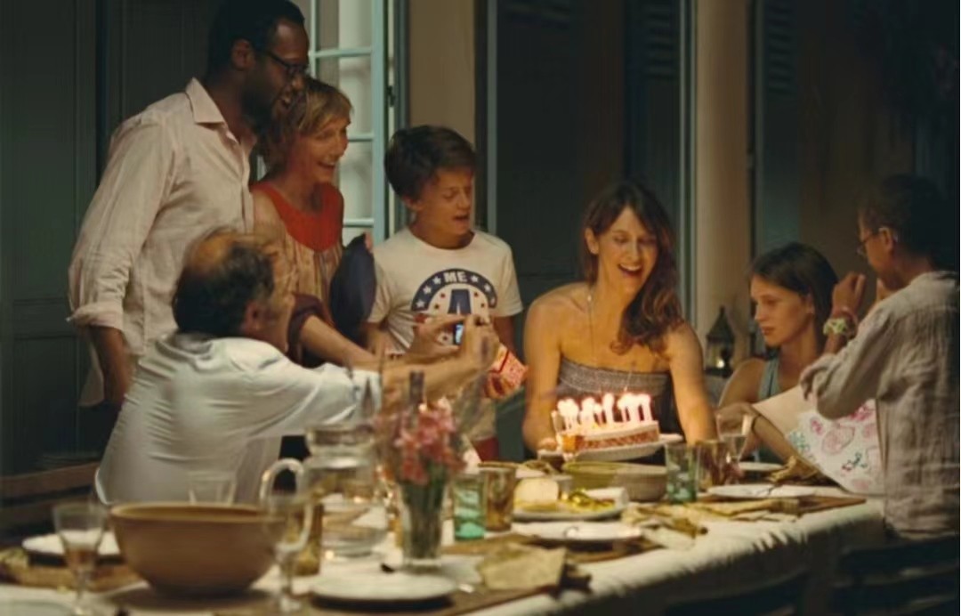 法国影片《花容月貌》以超现实的手法表达了什么？