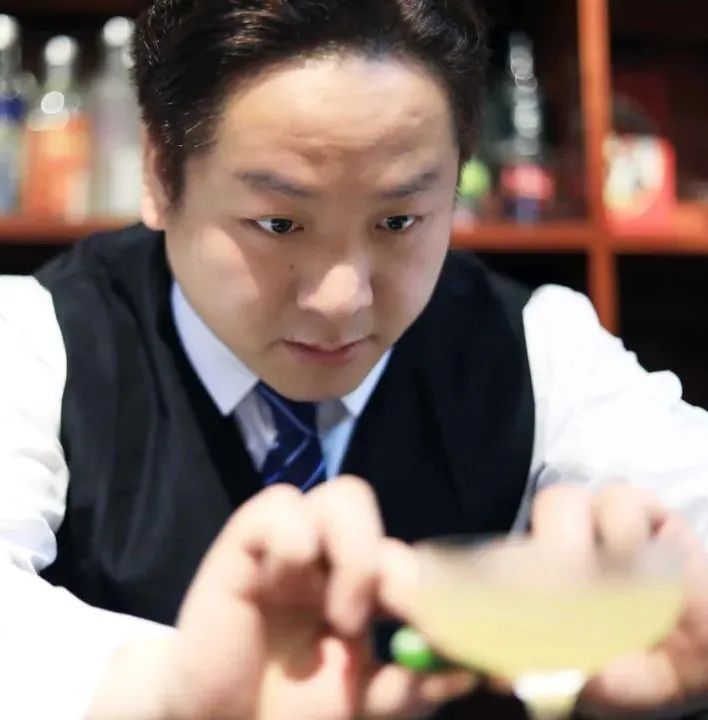 30岁跳出舒适圈改行学美业,学调酒入行