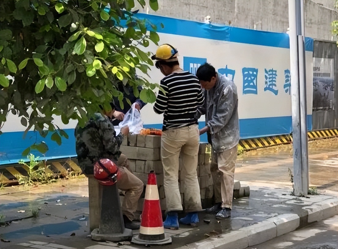 工地上的十元盒饭,工地10块钱的盒饭
