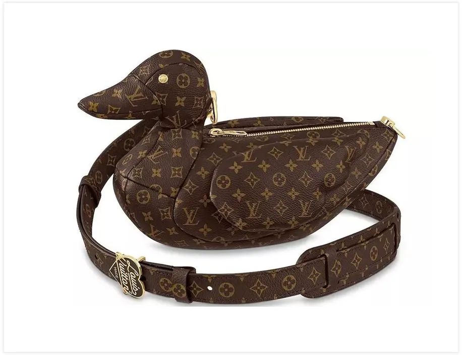 顶流卖丑大翻车！11万的透视裤、露奶衫，25万的飞机包，狗都不买