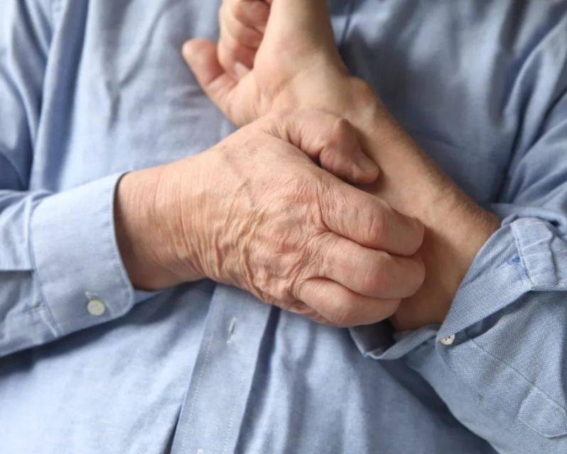 家人突发脑出血咋办?医生教你3个家庭急救办法,关键时候能救命