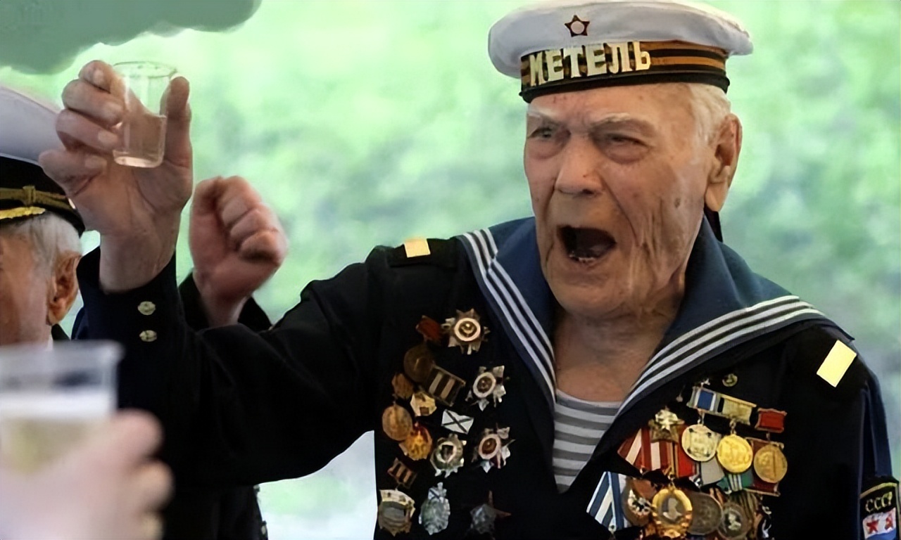 士兵“开战车”去喝酒,普京大怒下令抓捕,俄式酗酒何屡禁不止?