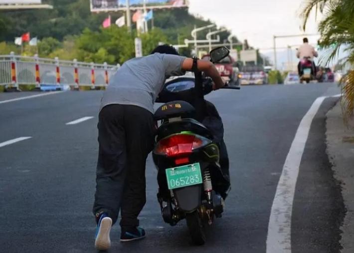 电动车多久不充电电池不会损坏,电动车一次充电不满会伤害电池吗