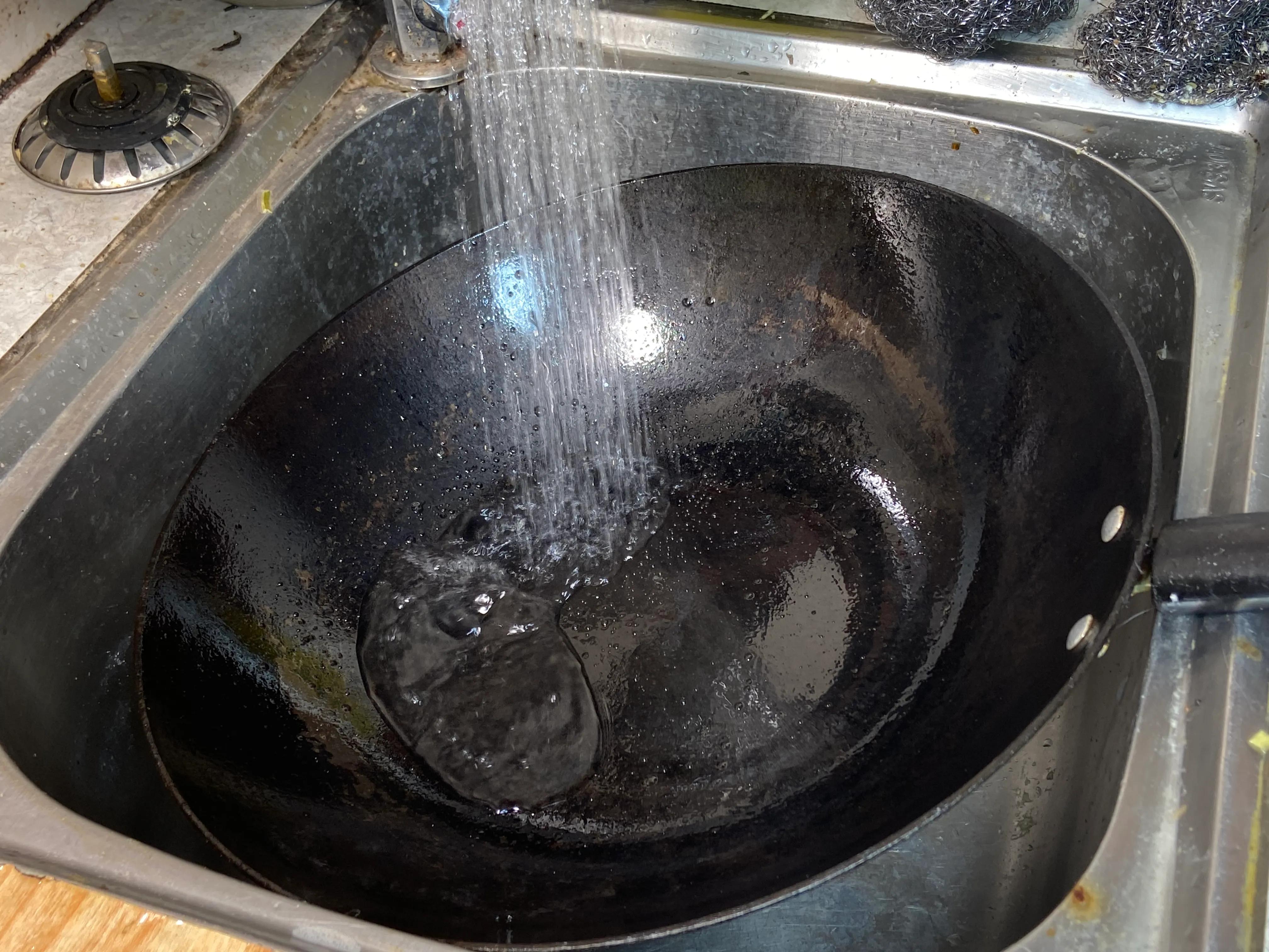 铁锅生锈怎样才能彻底清除,铁锅怎么清除锈迹小妙招