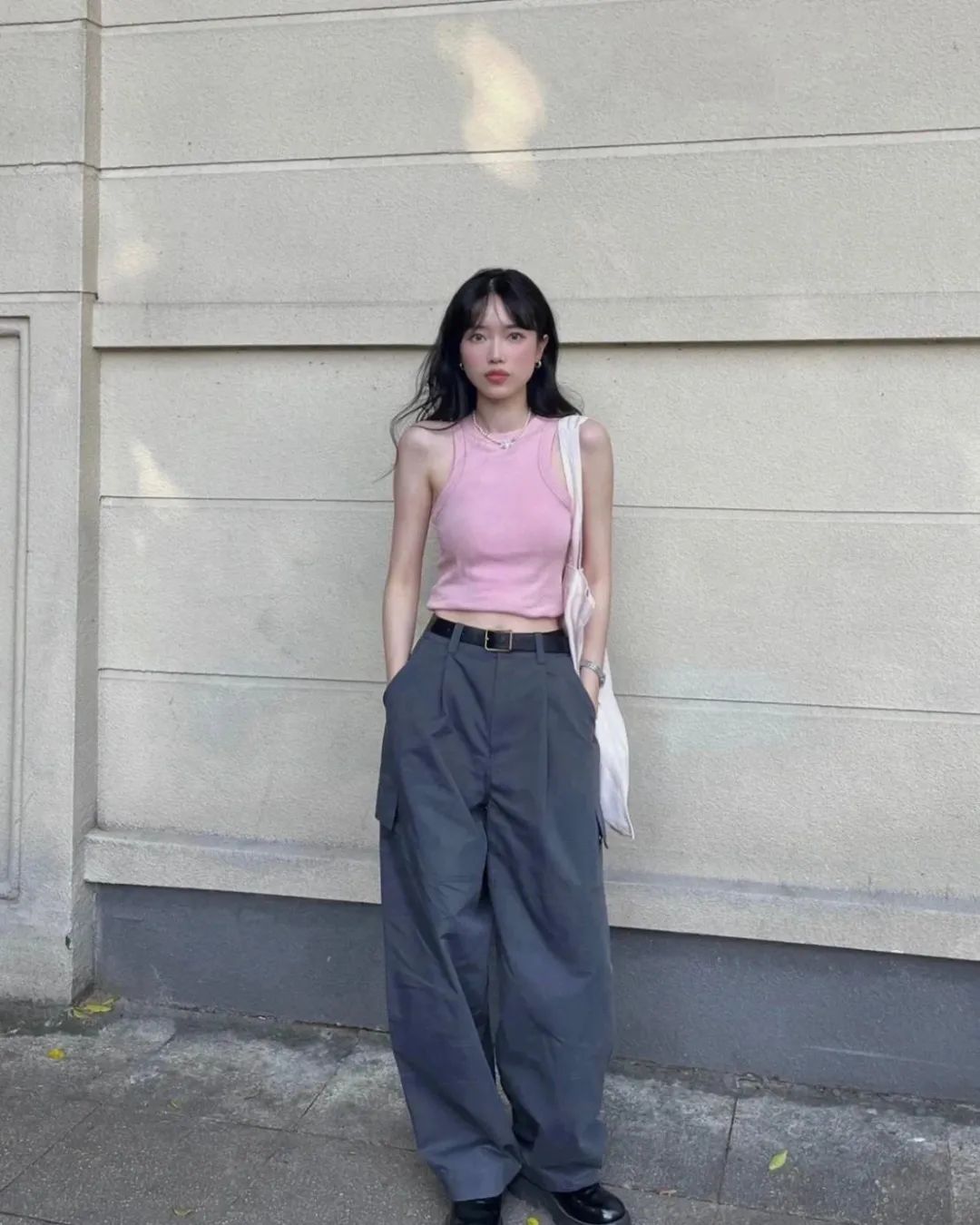 简约背心是一件百搭单品,哪种款式的背心比较经典百搭呢