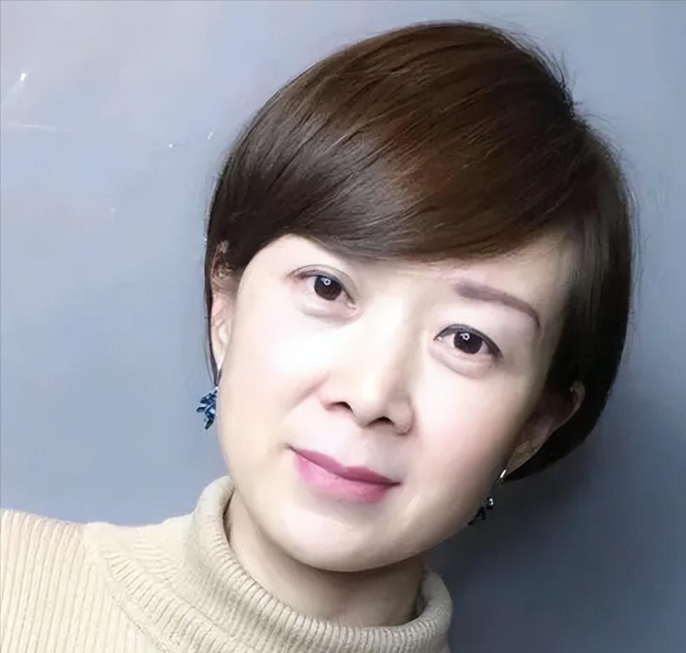 袁泉的短发40-50岁洋气发型,40岁的女人适合齐刘海袁泉发型吗