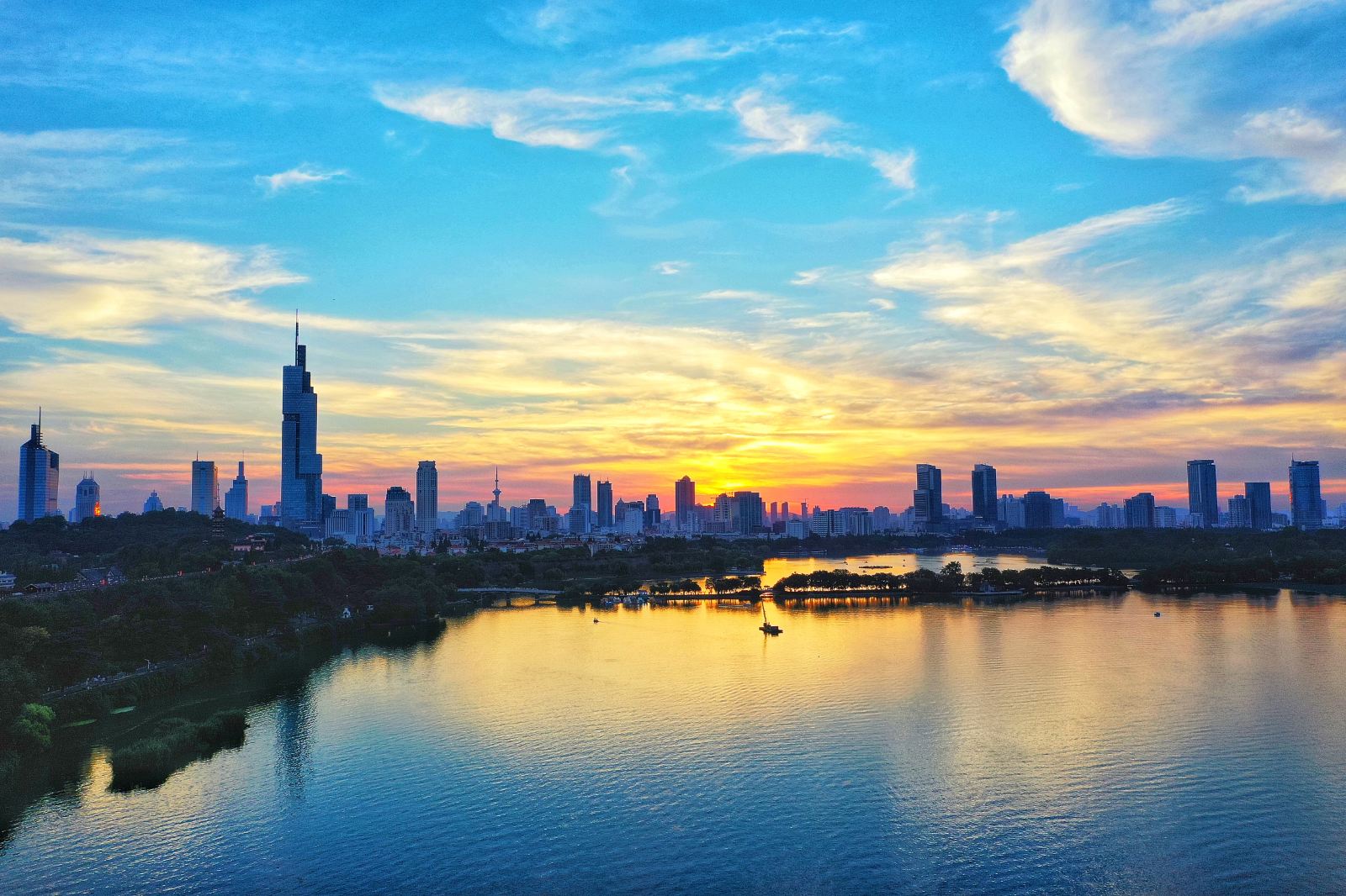 江南三大名湖玄武湖,南京玄武湖和杭州西湖人文景观