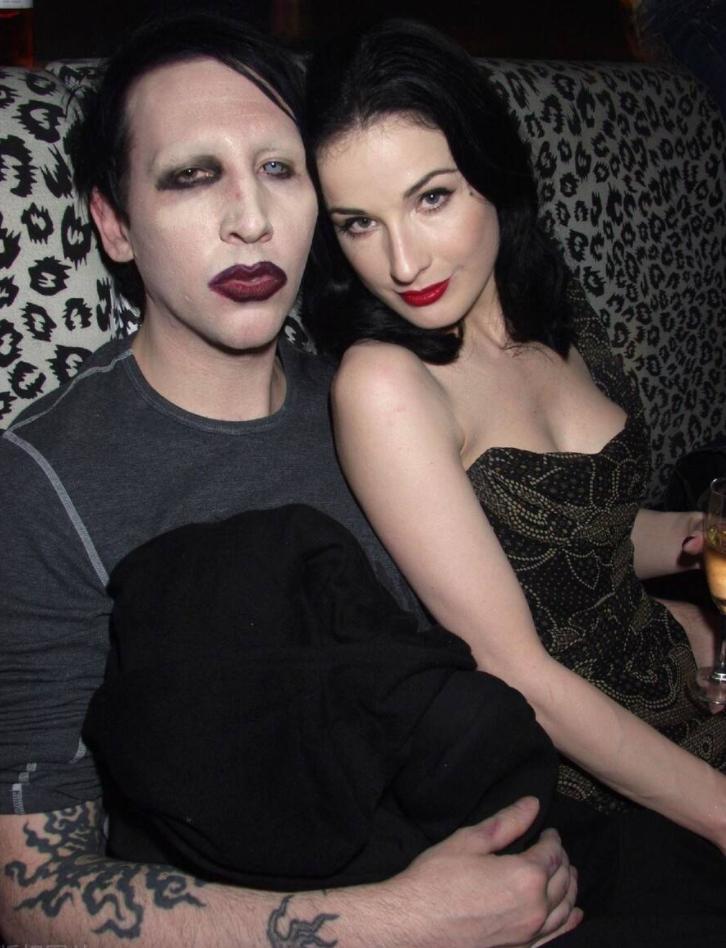 涓栫晫绗竴鑸炲绌跨传鑹茬殑瑁欏瓙,涓栫晫绗竴鑸炲鎯婅壋鍏ㄥ満鍥炴斁