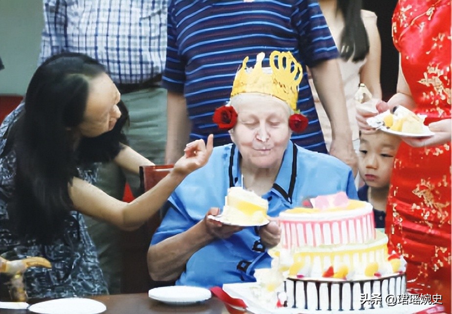 美国女子在中国当70年老师，总理特批绿卡，家里有面*旗国**不让人碰