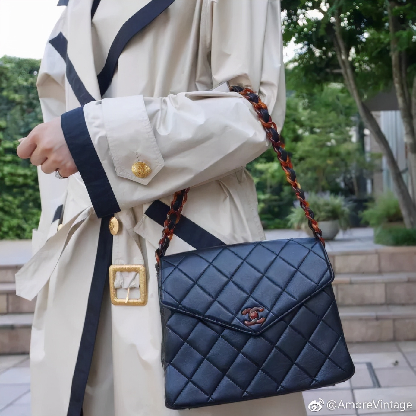 看完了Chanel富贵儿玳瑁，我默默放下了手中的皮质金链...