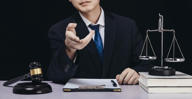 被起诉没去法院会直接判吗,欠银行贷款被起诉法院会怎么判决