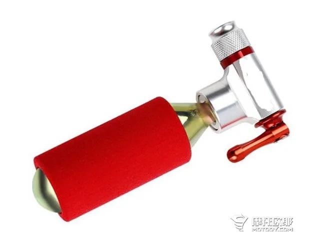 捅轮胎最好方法,教你如何修补轮胎过程视频