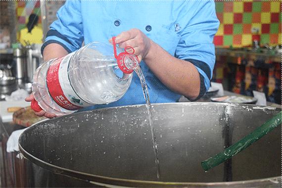 “搞什么，这大排档开到9点，老板就叫我走？”