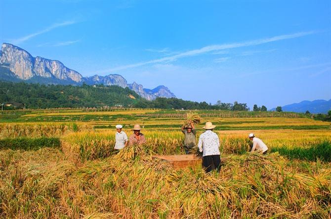 他坐牢27年后，被无罪释放，获赔496万元，如今55岁，又结婚了