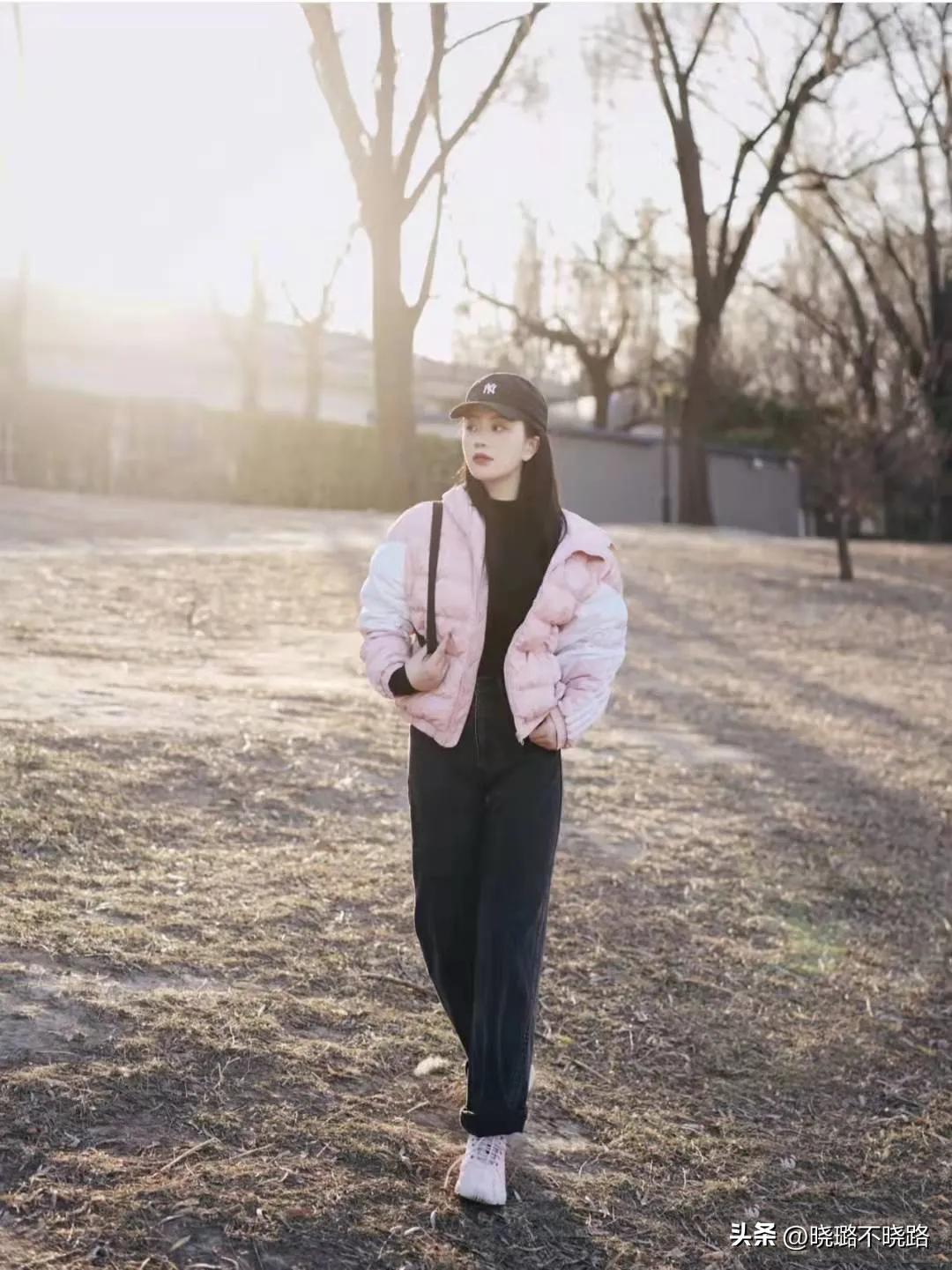 穿中款羽绒服搭配什么裤子,日常穿羽绒服搭配什么裤子好看