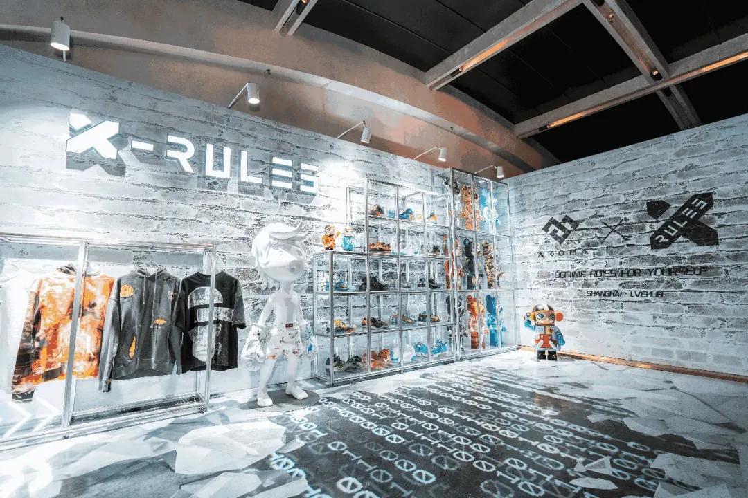 六位数玩偶、30万的AJ，免费送MOLLY，这家潮流店“很来事”