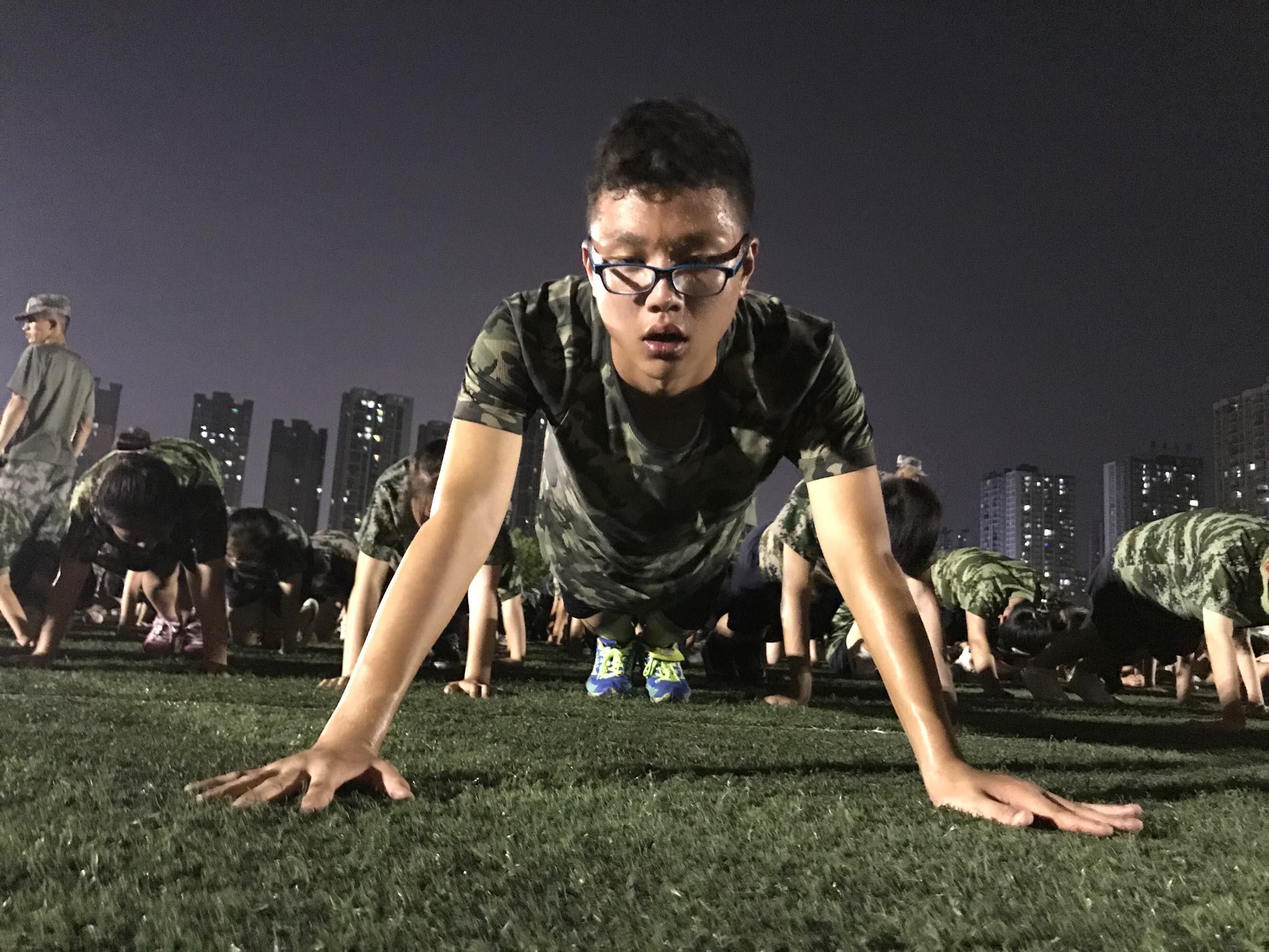 学生军训裤,从军训服到学士服