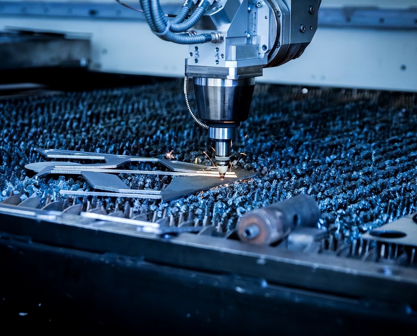 光刻机巨头asml为何要搬离荷兰,荷兰asml光刻机告中企侵权