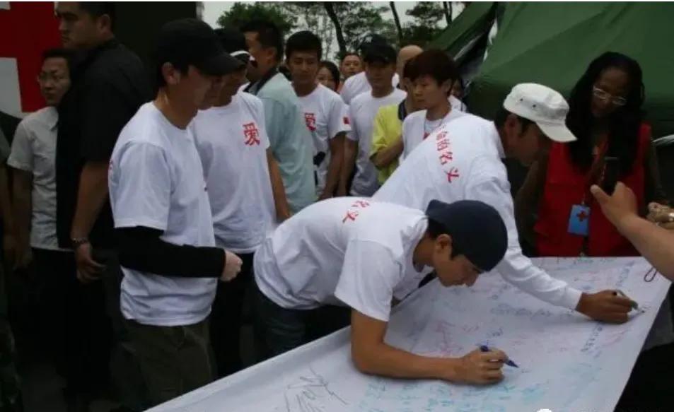 512香港赈灾晚会刘德华承诺,512汶川地震刘德华视频全过程