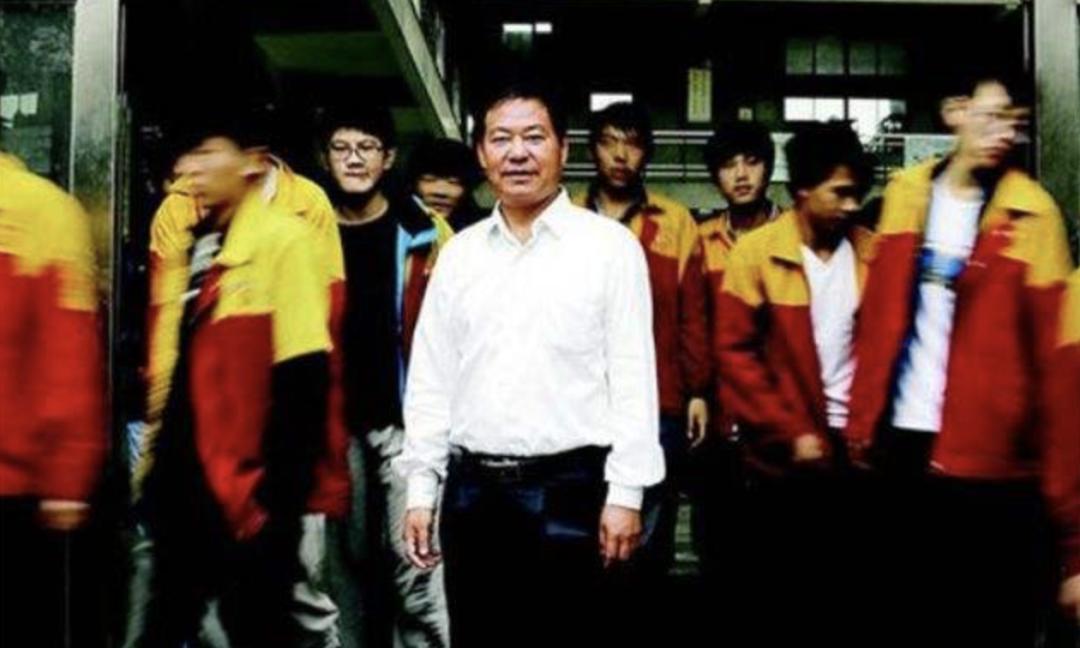 某校长拥有351套房产，出轨后当众掌掴原配，把三个女儿送进监狱