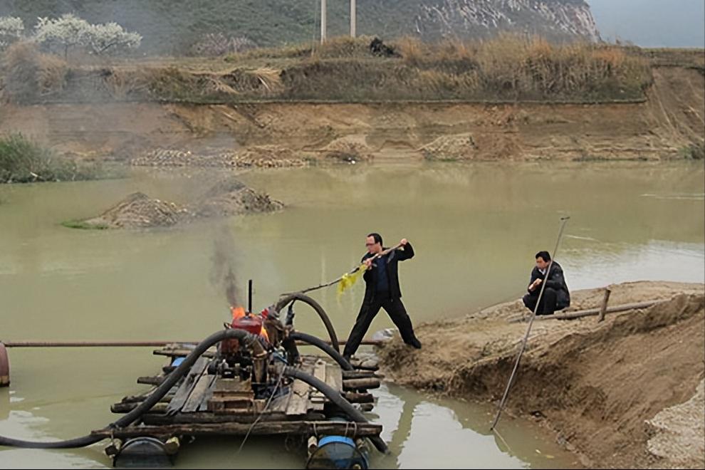 撸铁棒重现民间！给老百姓带来暴利，明令禁止背后隐藏危机