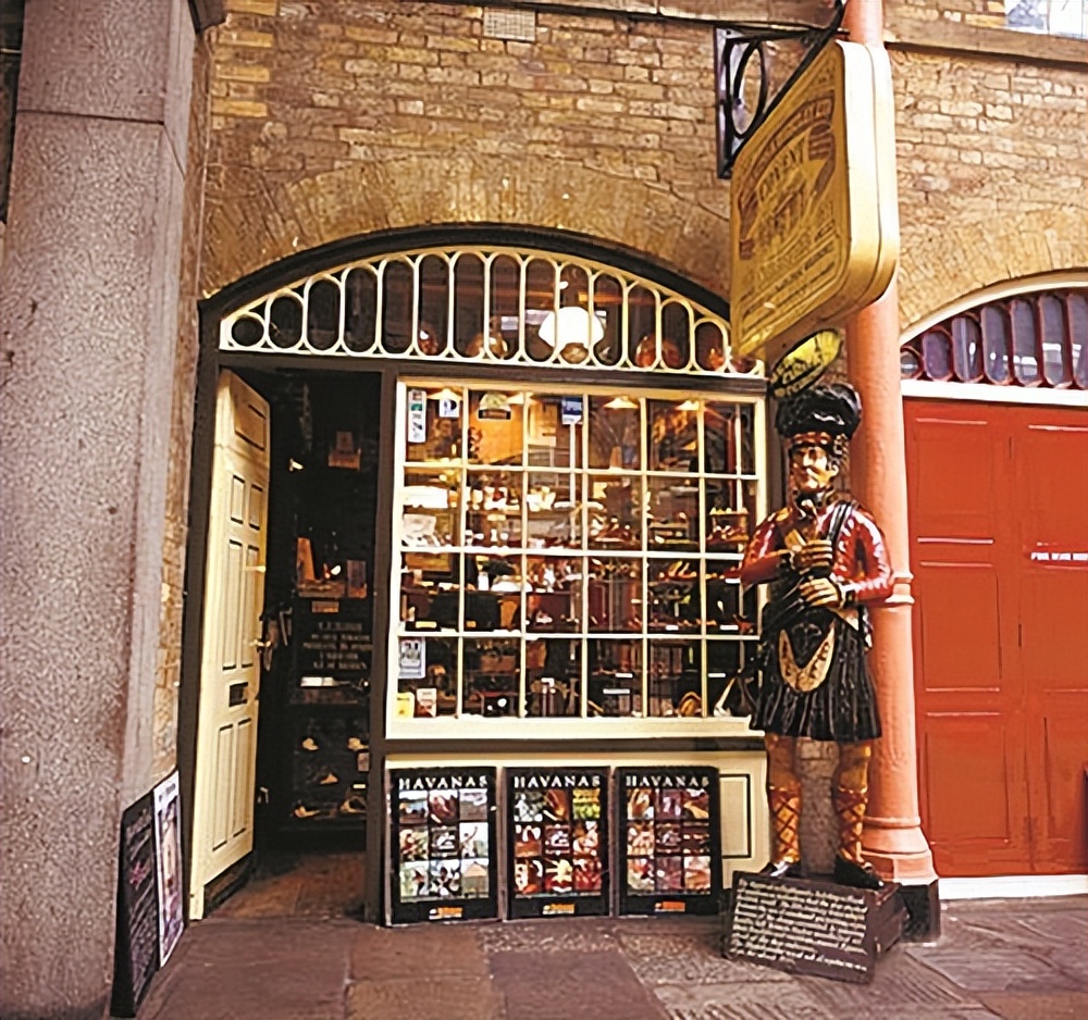 为证明吸烟无害，英国*草烟**公司让1只狗狗每天吸食30支烟，坚持3年