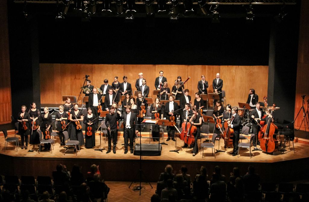 当时社会下，人们对权力、荣耀、战争以及政治变革的感受