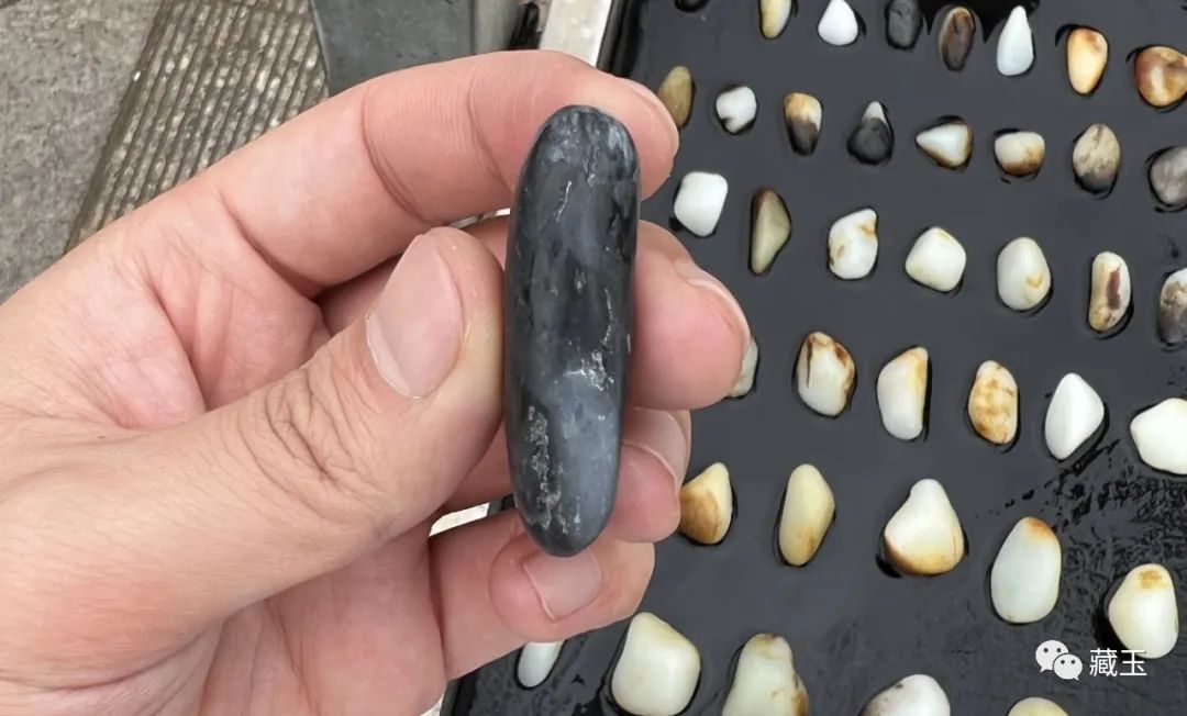 最贵的玉摊位,几百块钱的青花籽料