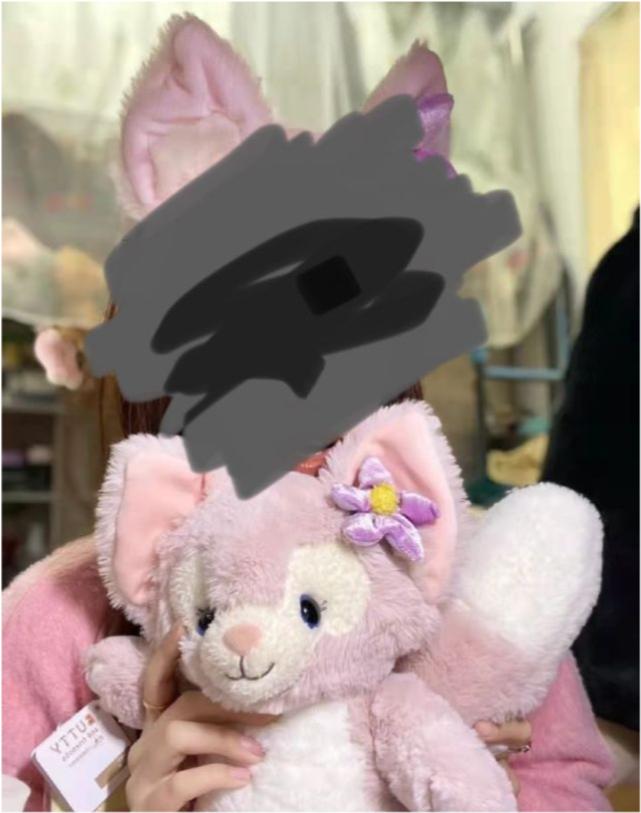 西安这对特困生情侣，穿着普拉达裙子玩着苹果手机