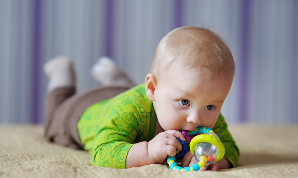 孩子爱搞小动作怎么管教,小孩有偷摸的行为怎么引导改正