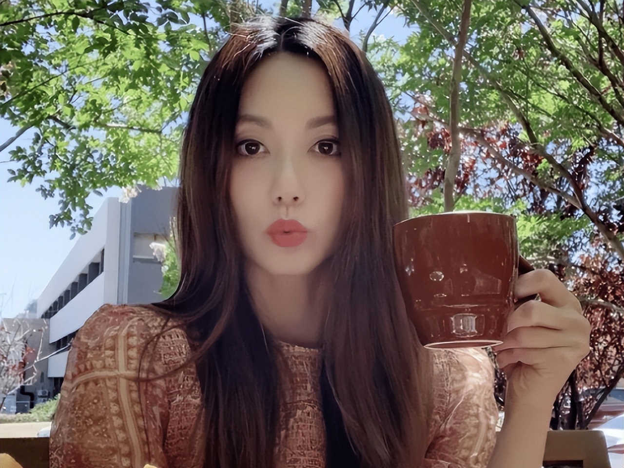 点痣不小心把痂弄掉会留坑吗,点痣的时候要不要把它扎烂