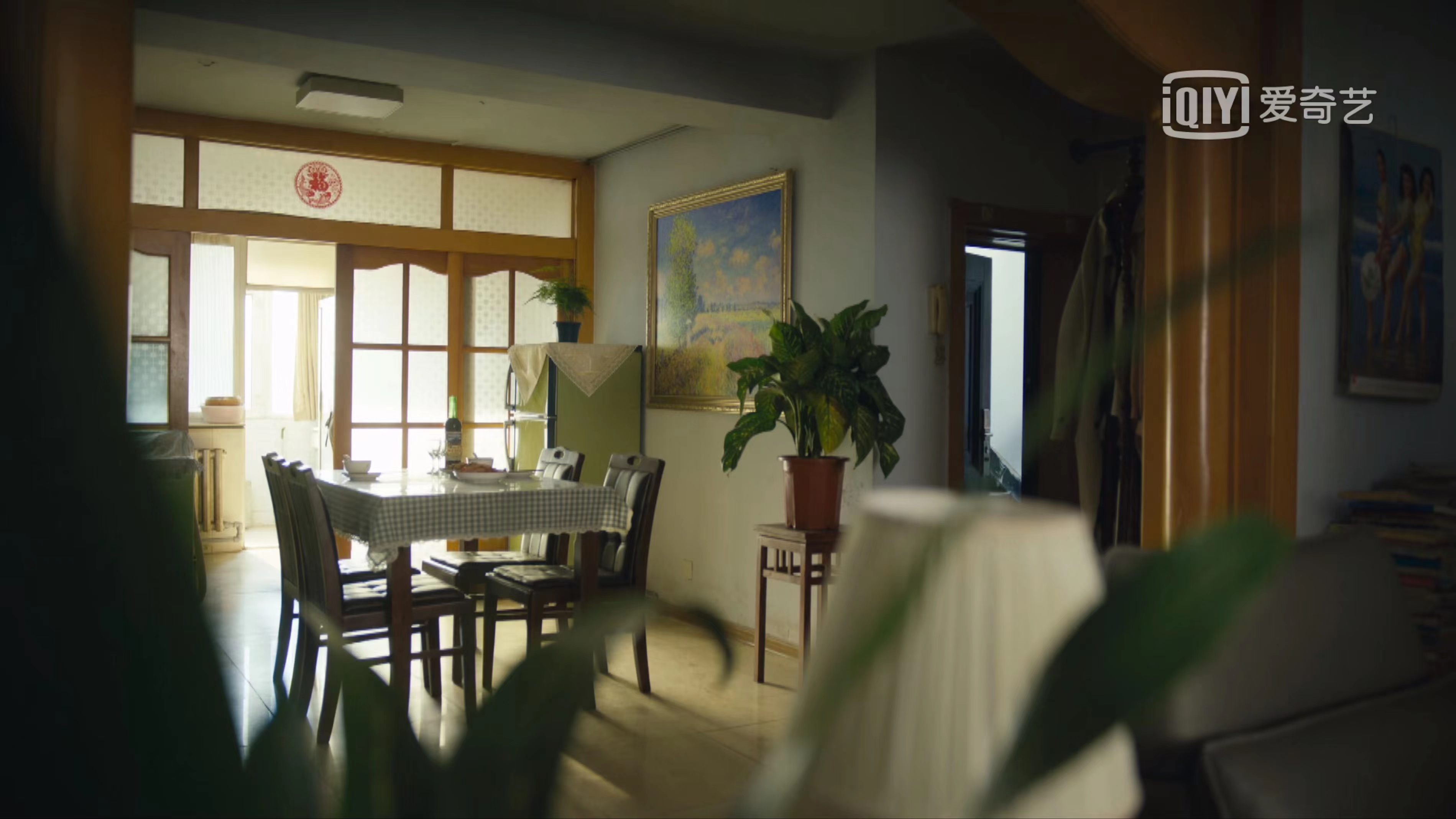 《人世间》：兰蔻小黑瓶、电动沙发，网友火眼金睛发现的14个穿帮