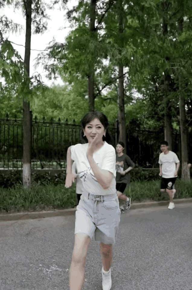 69岁赵雅芝与59岁的叶童庆生,69岁赵雅芝和60岁的叶童同框