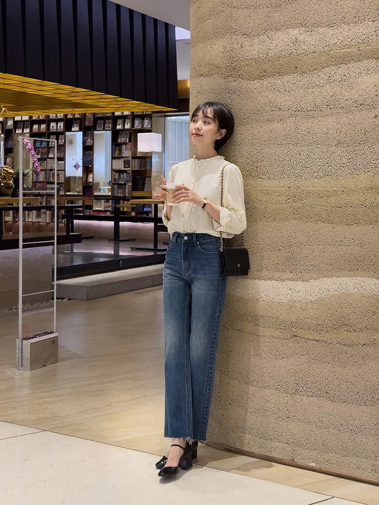早春牛仔裤穿搭时尚感,春季搭配阔腿牛仔裤的上衣推荐