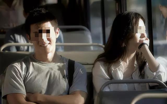 女子酒后向男闺蜜炫耀纹身,女子给男闺蜜露纹身