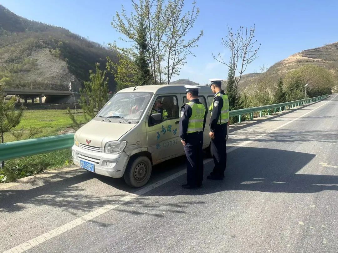 节日我在岗点亮铁警的青春风采,警爱民警节日我在岗