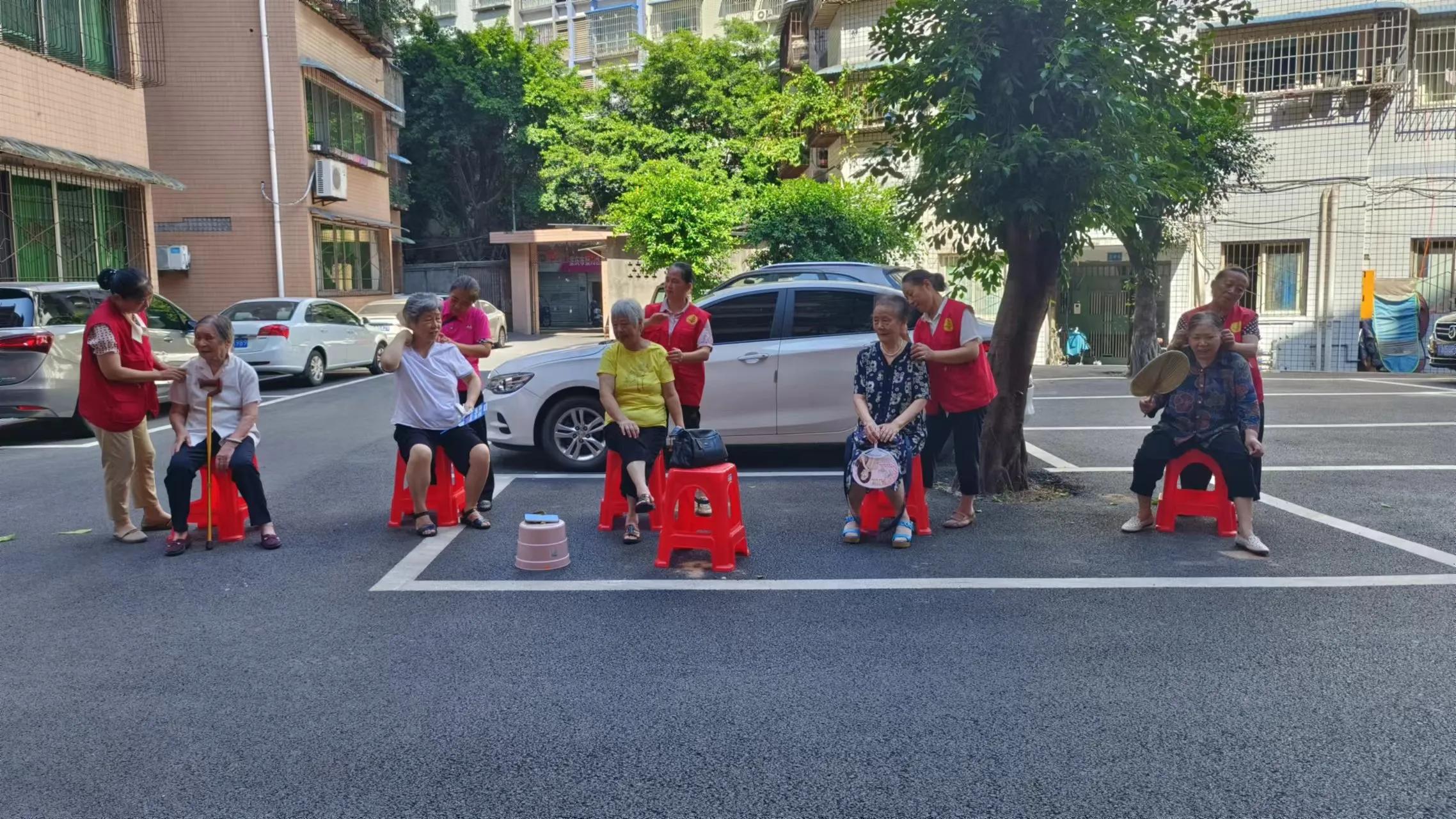 关爱老人修脚活动,关爱老人从脚开始