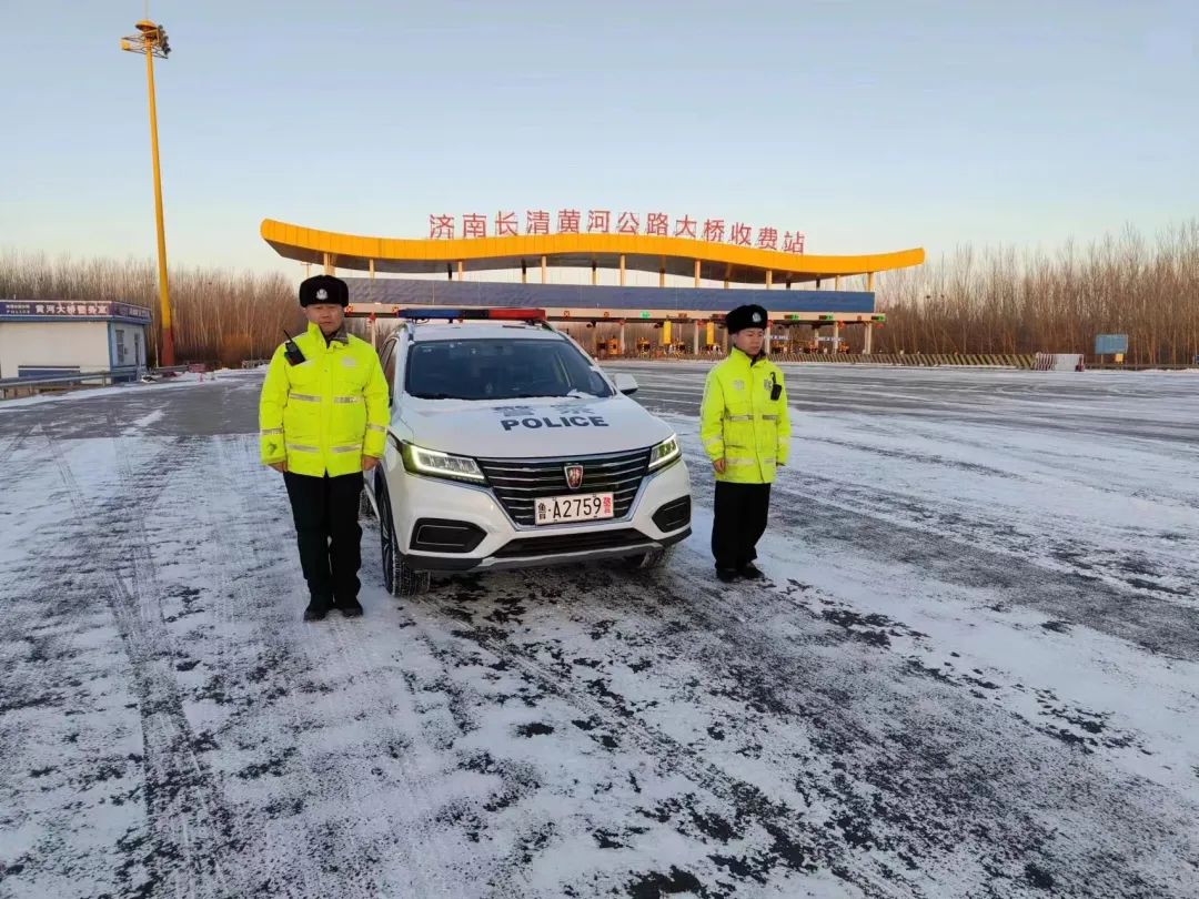 济南交警全力守护春节道路平安,交警圆满完成春节交通安保工作