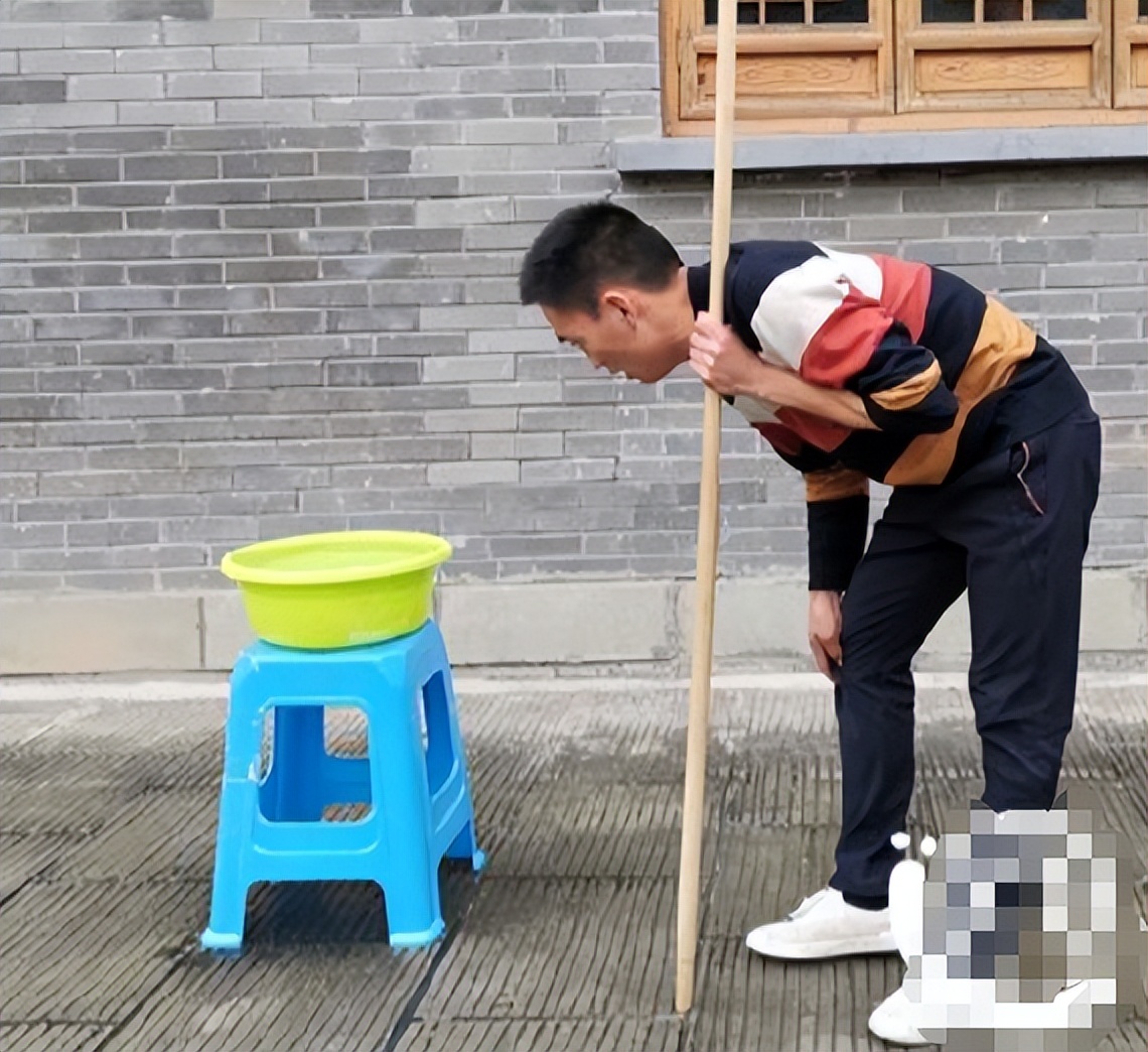 “蜻蜓水上漂”轻功重出江湖了？重庆小伙吸粉百万，老外又懵了