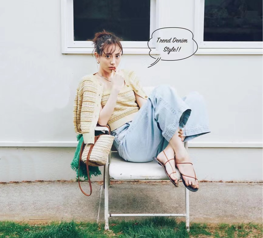 今夏流行牛仔裤搭配高跟凉鞋,一条牛仔裤解决今夏所有搭配