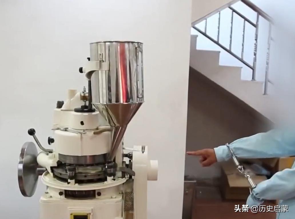 2018年，男子厕所配制假药，被警方逮捕声称是药神，案件牵扯多人