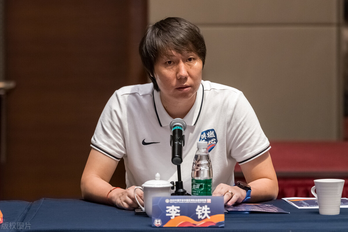 中国男足亚洲杯首发浮现，11人基本确定7人！6悍将竞争最后3席？