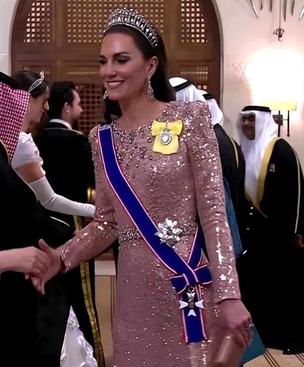 凯特王妃出席王室活动2017年,凯特出席约旦婚礼王冠