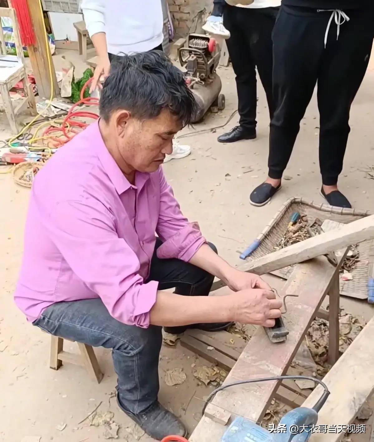 大衣哥被粉丝吓的视频,大衣哥砸门视频