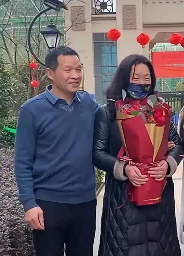 他坐牢27年后，被无罪释放，获赔496万元，如今55岁，又结婚了